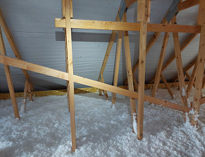 Zateplení stropu novostavby rodinného domu pomocí foukané izolace